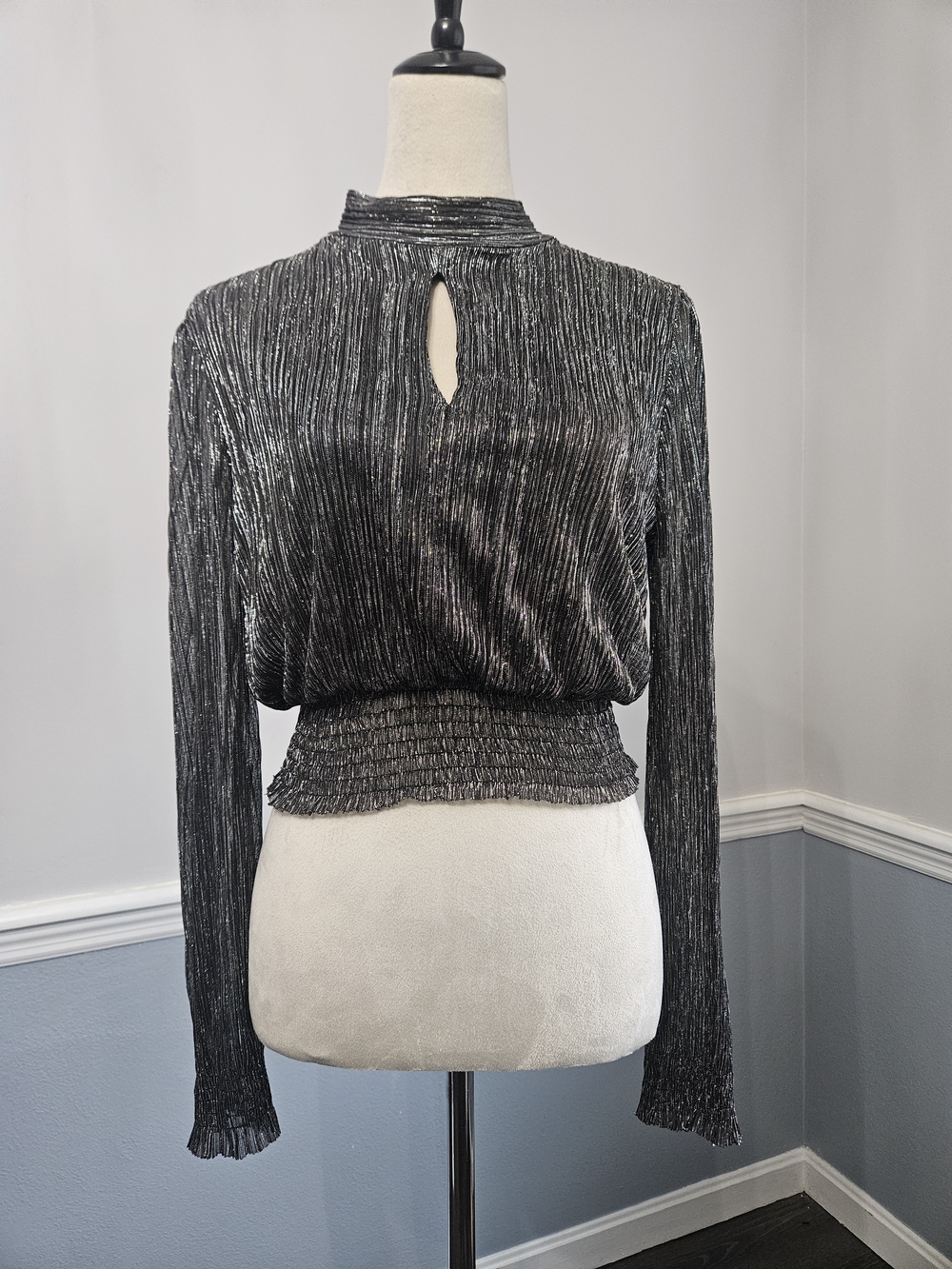 Shinestar NWT Metallic Plisse Mock Neck Keyhole Top Smocked Waist Blouse M